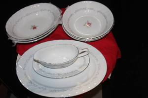 lot 14 image: Royal Swirl Hostess Pieces, 3 Round Serving Bowls, 3 Oval serving bowls, 1 Large Oval Platter & Gravy boat and Under Plate