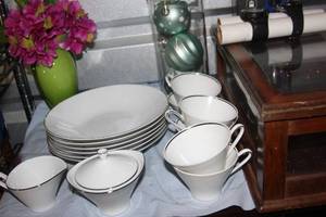 lot 25 image: 14 Pcs Hutscabragutken Fine China and Decorative Vases