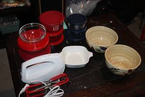 lot 28 image: 9 Glass Storage Bowls 2 Large SoupCereal Bowl with a Fruit Design, New out of Box Hand Mixer, Vintage Small Square Corningware Dish