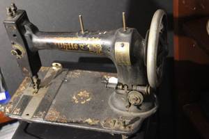 lot 79 image: Vintage Singer sewing machine 1929