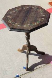 lot 101 image: Vintage Tilt Top Table