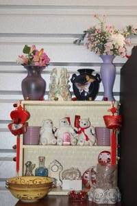 lot 117 image: Vintage Shelf and Home Decor Content on and in front.  See Photos