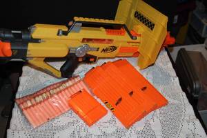 lot 129 image: Nerf N-Strike Stampede ECS,  3 large and one small clip and the ammo.. this is new with no Box... Has everything as pictured