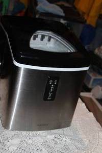 lot 132 image: Insignia Countertop Ice Maker, Makes 3 different sizes of bullet ice cubes at 7 minutes per cycle.