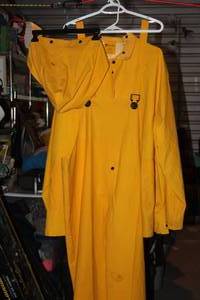 lot 149 image: Complete set of Slickers, coveralls and jacket with hood,   No size found but appears to be xl or xxl