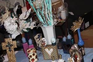 lot 158 image: Variety of Home Decor Items as shown in Pictures