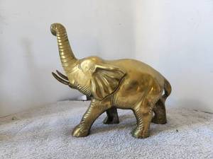 lot 7 image: Brass Elephant -  6 x 9