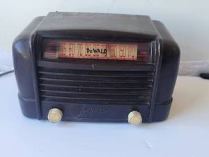 lot 16 image: Vintage DeWald radio