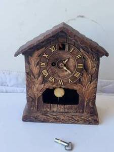 lot 20 image: Vintage cuckoo clock with key