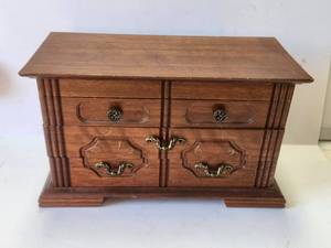 lot 27 image: Musical jewelry box