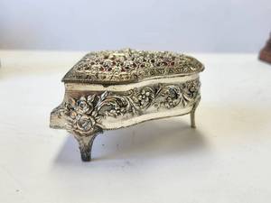 lot 45 image: Musical piano ring box