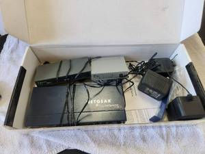 lot 62 image: Selection of electronic gear - ethernet hubs