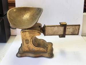 lot 74 image: Vintage countertop scale by Pelouze mfg.