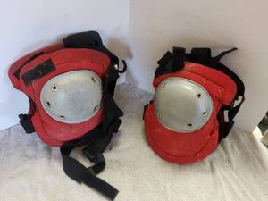 lot 92 image: 2 pair of knee pads