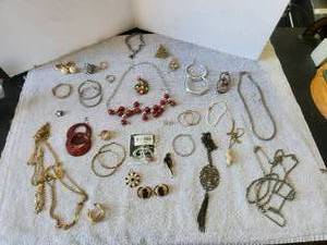 lot 101 image: Selection of Jewelry