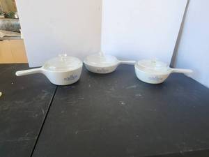 lot 122 image: Selection of 3 Corning Ware cookware with lids (SU)