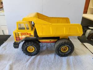 lot 118 image: Vintage Tonka dump truck