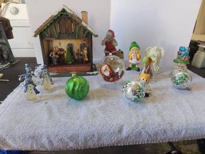 lot 129 image: Selection of Christmas Decorations
