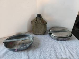 lot 132 image: Vintage canteen and mess kits