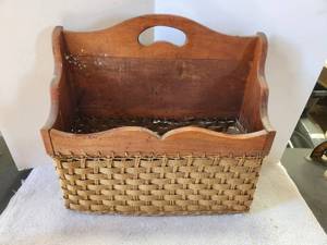 lot 167 image: Vintage mail-magazine catch all basket (SU)