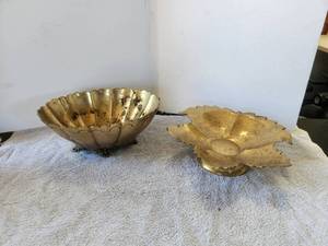 lot 165 image: Selection of 2 brass bowls