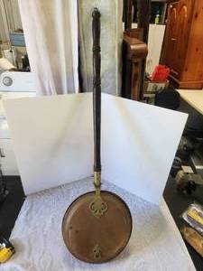 lot 226 image: Vintage brass bedwarmer