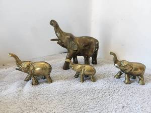 lot 210 image: Selection of 3 brass elephants