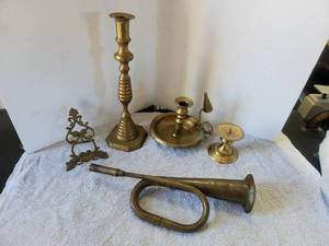lot 204 image: Selection of Brass decor.