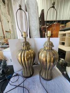 lot 227 image: Selection of 2 brass lamps