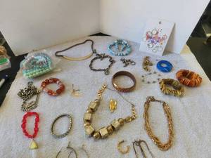 lot 262 image: Selection of Jewelry