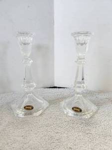 lot 259 image: Selection of 2 8-inch 24% full lead crystal candlestick holders