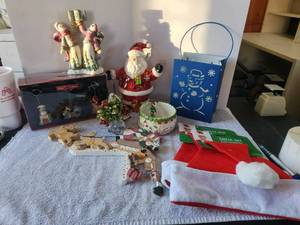 lot 200 image: Christmas decor. lot