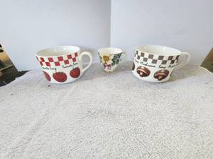lot 214 image: Selection of 2 large soup cups-bowls and a coffeetea cup