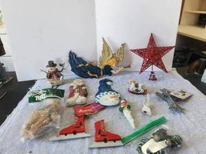 lot 60 image: Christmas decor. lot