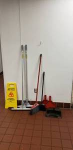 lot 350 image: Lot of Misc Cleaning Supplies, 8 Pieces Total