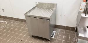 lot 356 image: Choice by Glastender 18 x 24 Stainless Steel Underbar Drainboard Cabinet, Model C-DBCD-24