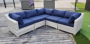 lot 20 image: L-Shaped 5 Piece Grey Outdoor Patio Furniture Set 2 Navy Blue Cushions