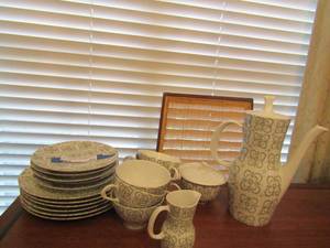 lot 53 image: Thomas Germany 207219     DESSERT Plates qty5, saucers qty6, handled tea cups qty6, creamer and sugar, 1 covered handled tea pot, mint condition