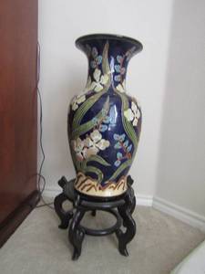 lot 72 image: 209 Tall vase flower dcor sits on a stand black wooden