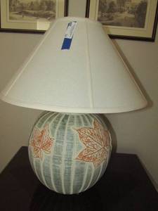 lot 74 image: Oval orange flower dcor lamp with shade works great, 26 tall very heavy
