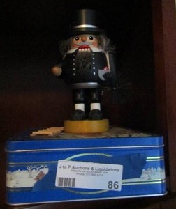 lot 86 image: Nutcracker Hand Arbeit Volk kunst, Lindt chocolate ten,