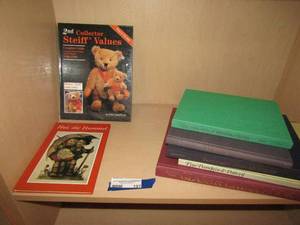 lot 197 image: Lot of collectors books, glass and China qty 7