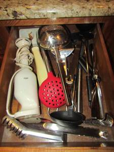 lot 213 image: Kitchen utensil lot, electric mixer , GE electric knife, potato smasher, various other pieces