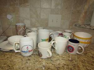 lot 199 image: Large lot of coffee and hot tea cups, 2 yellow rim cereal bowls,
