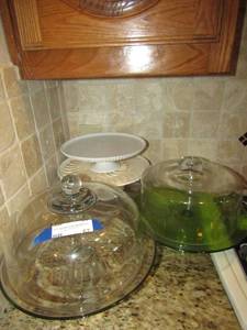 lot 67 image: 2 covered cake plates, 3 cake plates with no cover qty 5 total