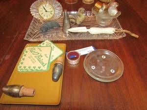lot 123 image: clear glass clock, small dcor shovel, napkin ring holders, coaster and more
