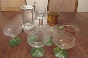 lot 127 image: 5 green glass small drink glasses, CUI handled covered glass, various other glass pieces