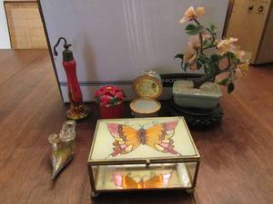 lot 128 image: Glass tree on stand, Murano glass shoe, flower trinket and a egg trinket, covered glass butterfly box, and more