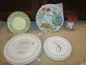 lot 158 image: red votive candles qty 2, lot of plastic dcor plates