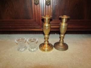 lot 155 image: 2 brass candle stick holders,  frosted glass candle stick holders qty 2